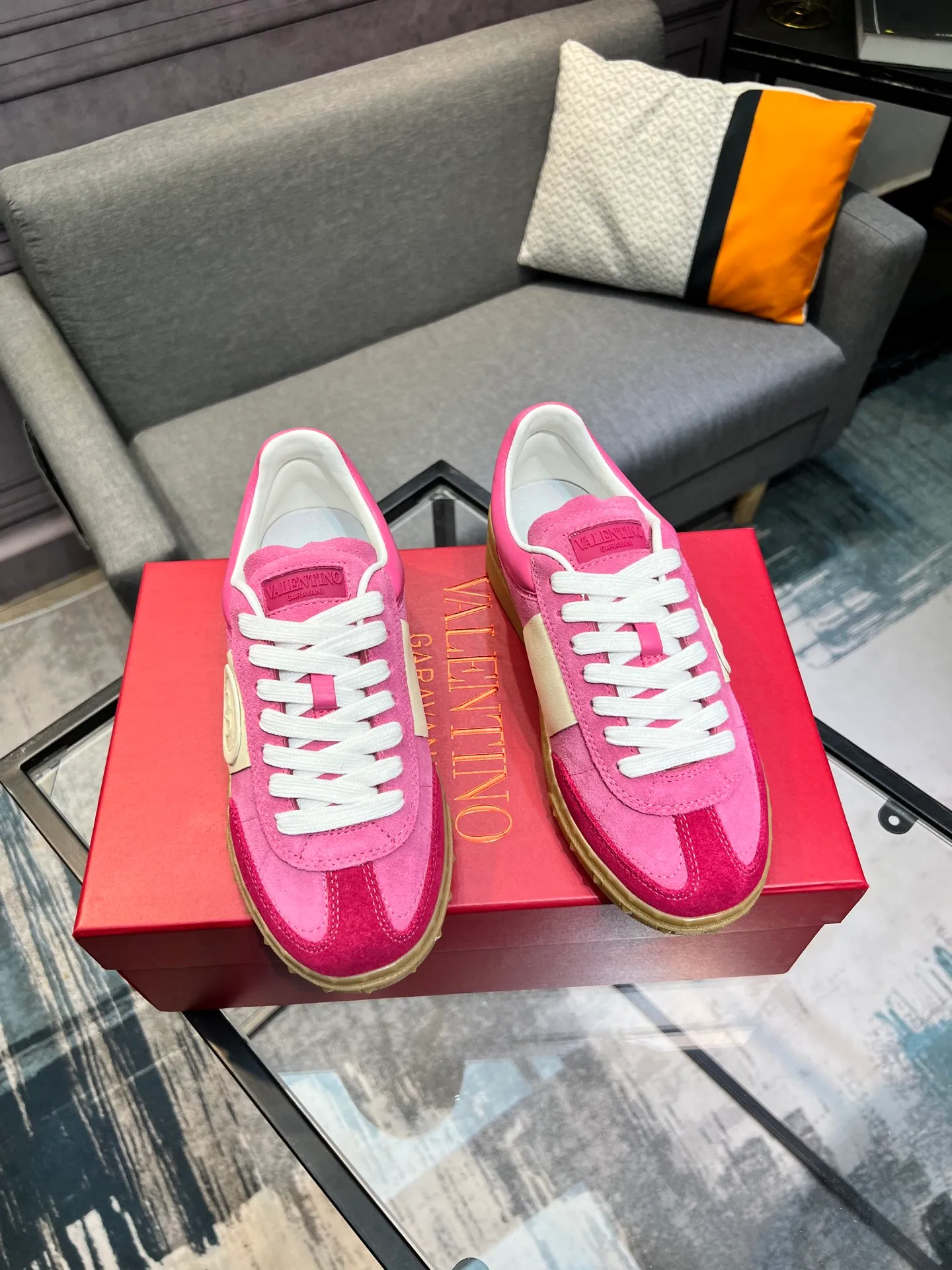 Men's shoes 💰620 👉🌹🌹VALENTINO counter synchronized new low-top casual sports shoes 👍Professional and high-end, perfect replica, first-class quality! 👍All made of original 1:1 materials, exclusive mold opening! 👍High mercerized cowhide fabric 👍TPU outsole, comfortable and wear-resistant, brand injection insole, 👍Full set of high-end counter packaging 👍All details are customized with 1:1 mold, striving for perfection! 👍Couple style female 35-41, male 38-46 (female 41, male 45 46 customized)